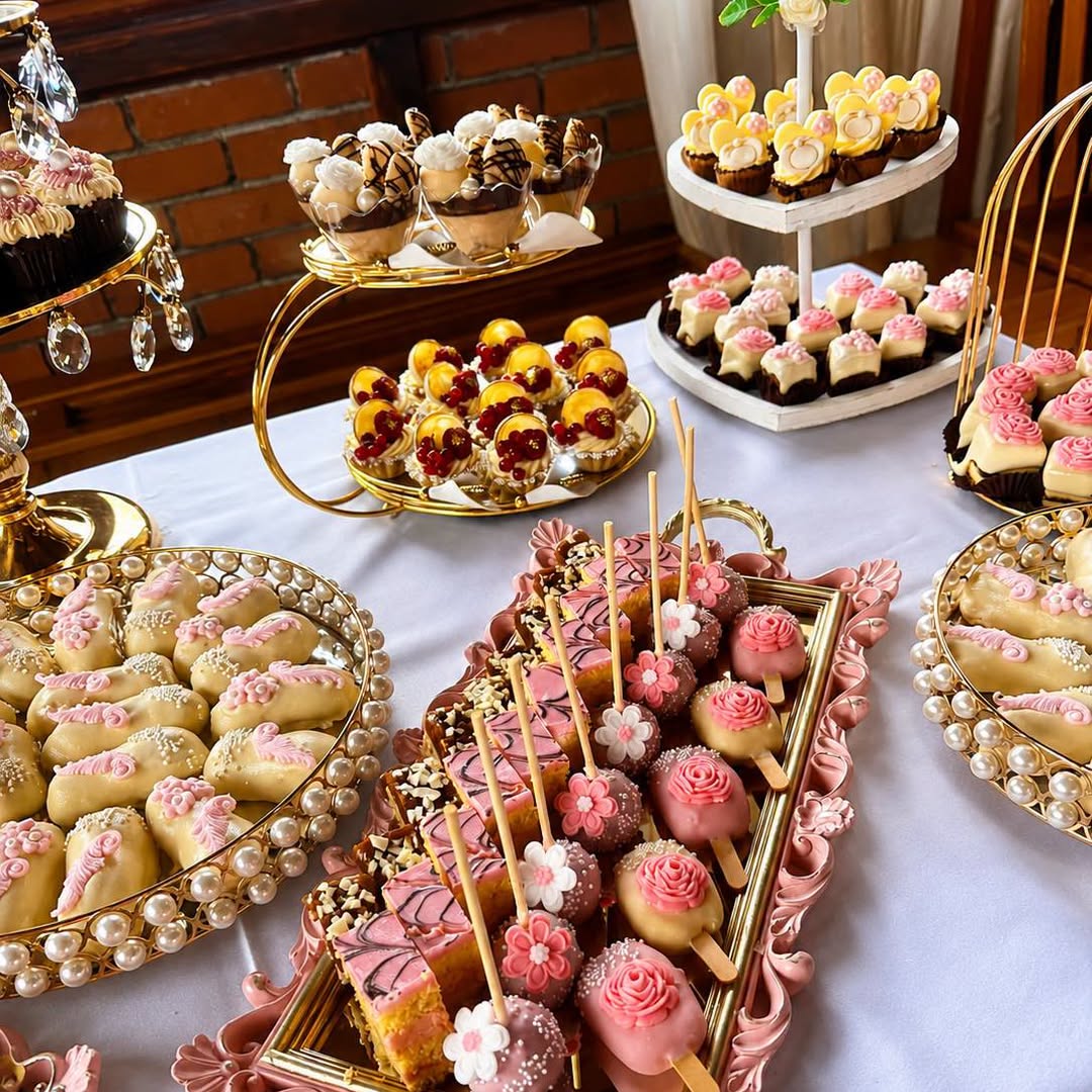 Candy bar cu mini prăjituri asortate