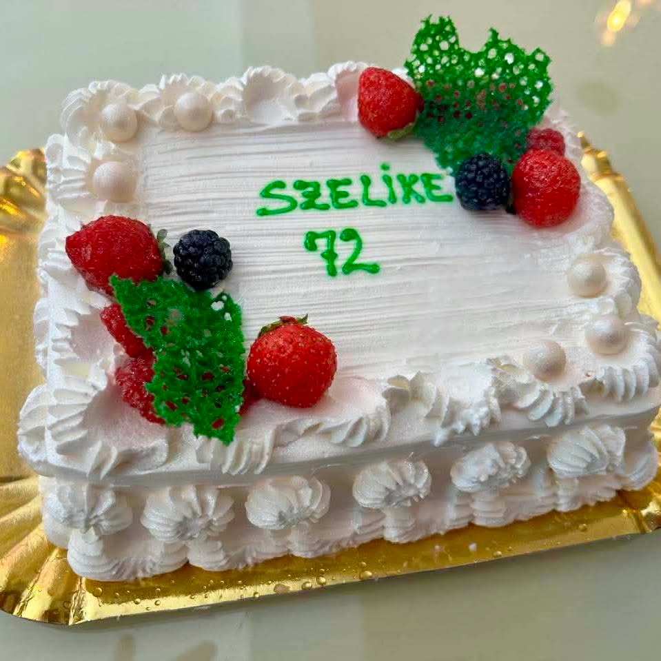 Tort cu frișcă și fructe de pădure, ieșit din laborator