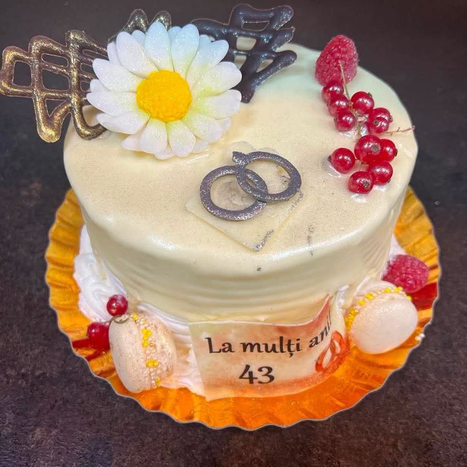 Tort alb cu verighete și margaretă de zahăr