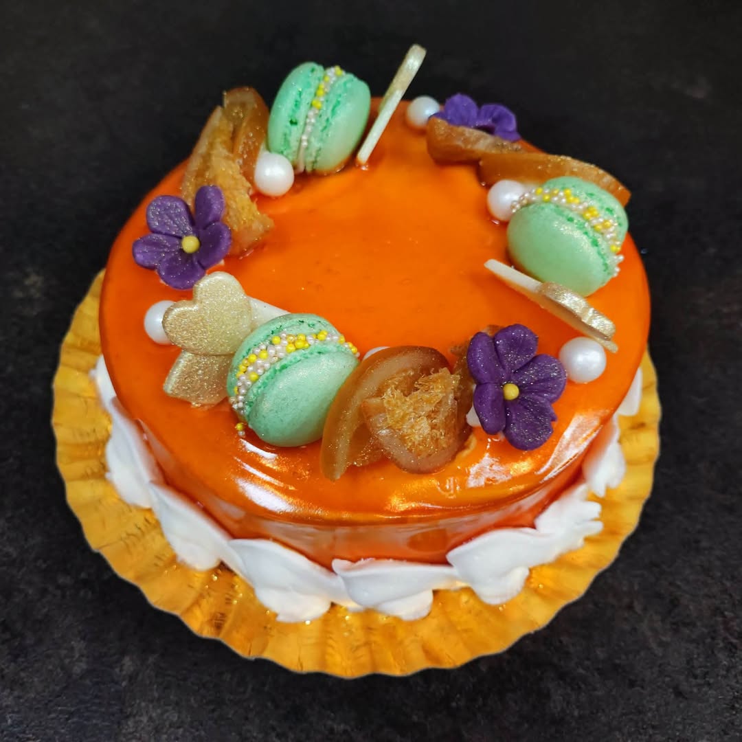 Tort cu glazură portocalie și macarons