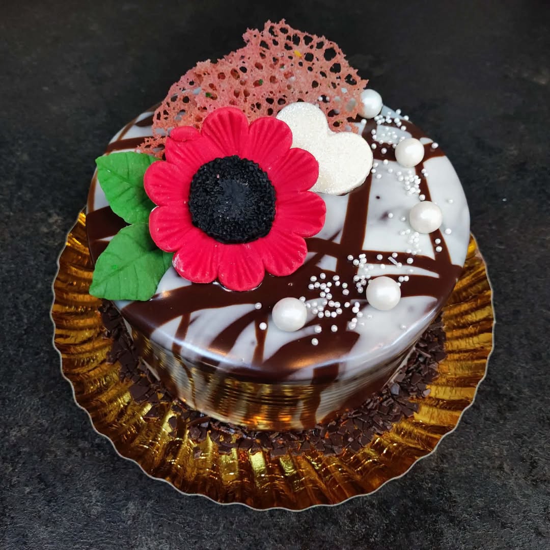 Tort de ciocolată cu floare mare de zahăr