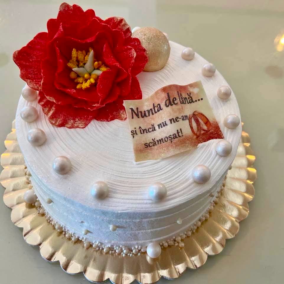 Tort de nuntă alb cu trandafir roșu